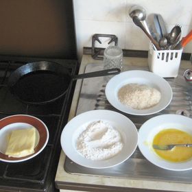 Na klasický smažák potřebujete hladkou mouku, rozšlehané vejce a strouhanku, jejíž zdravější alternativou mohou být rozdrcené kukuřičné lupínky. 