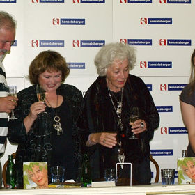  Po absolutoriu DAMU působila nejprve v Divadle J. K. Tyla v Plzni (1973–1976), poté přešla do Městských divadel pražských (1976–1994).