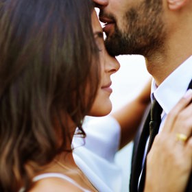 Ve snaze zaujmout nového partnera je člověk schopný změnit svůj vzhled, chování, postoje i záliby. Nasadí si masku ideální ženy nebo ideálního muže. Již na začátku tak svůj protějšek klame. To je to nejhorší, co může pro budoucnost vztahu udělat.