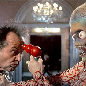 Země je zase jednou ohrožena invazí bojechtivých ozbrojených Marťanů. Násilí, zkáza, hysterie. A kdo že jim může vzdorovat?