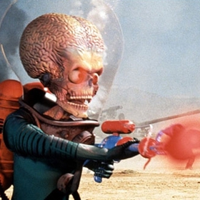 Ovšem jen do chvíle, než marťané zlikvidují uvítací výbor, poté americký kongres a vzápětí zaútočí po celém světě.