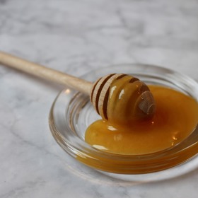 Mateří kašička je výměšek žláz mladých včeliček. Někdy je přímou součástí medu, prodává se ale i jako samostatný výrobek. Pomáhá snižovat stres a zlepšovat psychiku. Léčí zvětšenou prostatu nebo nepříjemné projevy menopauzy. Působí i na urychlení rekonvalescence po infarktu či mrtvici. Účinná je také při léčbě astmatu. Mimo to blahodárně ulevuje poškozeným nervům.