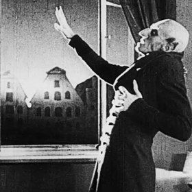 Max Schreck coby Drákula v legendárním snímku Upír Nosferatu. Z dnešního pohledu poněkud úsměvné ztvárnění děsivého monstra.