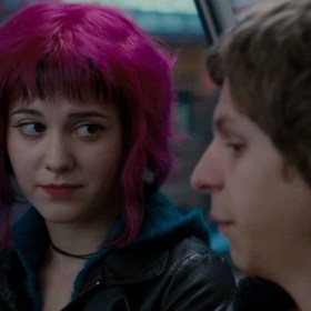 Scottu Pilgrimovi (Michael Cera) je dvaadvacet, žije na úkor svého homosexuálního spolubydlícího (Kieran Culkin), hraje v garážové kapele Sex Bob – omb a stylem pásové výroby balí jednu holku za druhou.