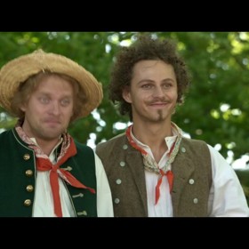 Spíše, než aby lidi sváděli k hříchům, jim neúmyslně pomáhají. V přestrojení za čeledíny se nakonec dostanou na statek a zdá se, že konečně budou mít úspěch.