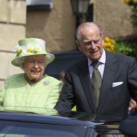 S manželem si ale u stolu podle bývalého šéfkuchaře McGradyho moc nerozumějí. Princ Philip totiž velice rád jí česnek a královna nemá ráda jídla, která česnek obsahují. 