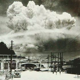 Fotografie pořízená v japonském městě Nagasaki ani ne třicet minut po výbuchu jaderné bomby. Dne 9. srpna 1945 tu zemřelo čtyřicet tisíc obyvatel, další tisíce lidí umíraly v následujících dnech.