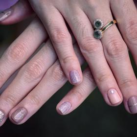 Dopřejte svým rukám rozmazlování. Nehty jsou naší vizitkou, tak je nezanedbávejme. Mažte je krémem nebo dělejte zábaly.