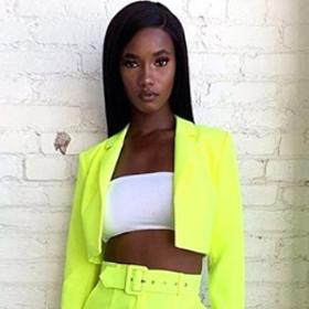 Celá do neonu! Proč ne! Vždy zvolte ale jeden neonový odstín celého kostýmku. Ten případně doplňte o bílou či černou.