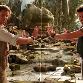 Povzbuzen jejím nadšením Rick dokončuje zařízení, které mu umožní cestovat v čase. Okamžitě ho jde s Holly a dělníkem Willem vyzkoušet do jeskyně.