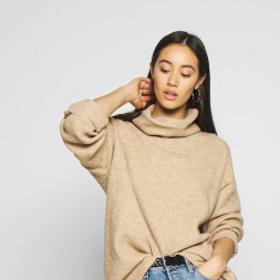 Dáváte-li přednost džínám do zvonu, zvolte tedy kratší oversized svetr nebo jej zastrčte do kalhot. 