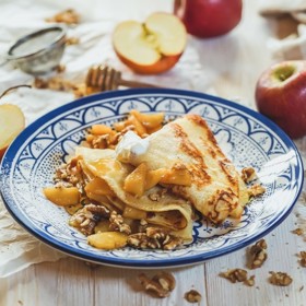 Palačinky s dušenými jablky
Ingredience: Na palačinky: 400 ml vlažného mléka, 200 g hladké mouky, 2 vejce, 1 vanilinový cukr, špetka soli, slunečnicový olej na smažení

Na jablka: Na jablka:  400 g jablek, 50 g másla, 80 g cukru krupice,
1 lžíce rumu ,m½ lžičky mleté skořice, šťáva z 1 citronu