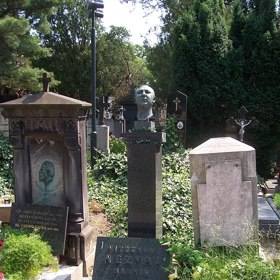 Jeden semestr studoval právnickou fakultu v Brně, pak přestoupil na filosofickou fakultu v Praze (studia nedokončil). Brno si však oblíbil a toto město ho velmi ovlivnilo.