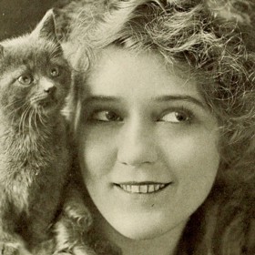 Kvůli dlouhým blonďatým vlasům dostala přezdívku „Dívka se zlatými lokýnkami“