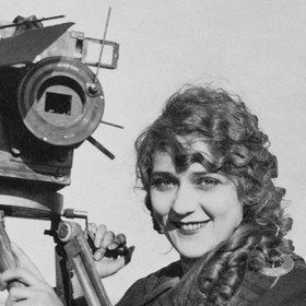 Od roku 1909 až do konce 20. let natočila desítky filmů.