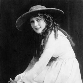 Za svůj první mluvený film získala Oscara, pak už se na plátně objevila jen sporadicky.