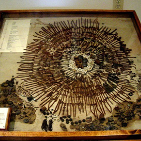 Pika je psychická porucha, při které lidé pojídají předměty, které nejsou určeny ke konzumaci. Většinou nemají ani žádnou nutriční hodnotu. Pacienti s poruchou příjmu potravy tak snědí papír, ostré předměty, vlákna (látky, chomáčky vlasů, vlny…) a další nebezpečné předměty. Ty se většinou v těle hromadí a mohou způsobit mechanické poškození trávicího traktu. Na této fotce je  vidět všech 1440 předmětů, které požil pacient trpící pikou.