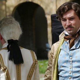 Ale ani to není všechno. Do hry vstupuje proradný baron, kterého pozval hrabě Hubert na námluvy a vlastně i na zásnubní hostinu. A tak je jasné, že z téhle pekelné směsice nemůže vzejít nic dobrého.