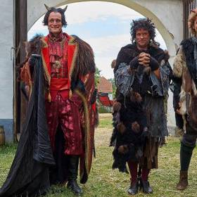 Dva nešikovní čerti, Popelák a Uhelák, jsou vládcem pekel Luciperem posláni za trest do světa, aby do měsíce přivedli každý jednu hříšnou duši, jinak skončí na sto let v pekelném žaláři.