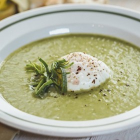 Pórkový krém se ztraceným vejcem

Ingredience: 1 velký pórek, 2 velké brambory, 600 ml zeleninového vývaru, 1 cibule, 100 g másla, 150 ml smetany ke šlehání 33 %,
sůl, čerstvě mletý pepř

Ztracená vejce: 4 vejce, 4 lžíce octa