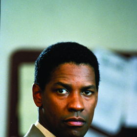 Denzel nemá nic proti ženám bílé pleti, ale pokud by ve filmu někoho políbil, tak jedině černošskou herečku.