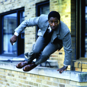 Washington se po boku Roberts objeví až po 65 minutách. Do té doby hrají odděleně.