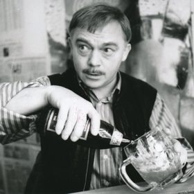 Někdy se mu přezdívá „básník s kytarou“.