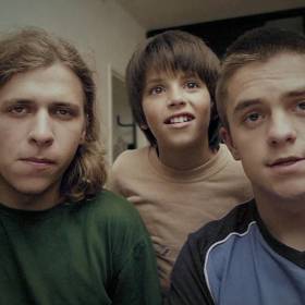 Komedie o studentech gymnázia, kteří po nocích malují ilegální graffiti, odkrývá rozpor mezi životními generačními postoji.