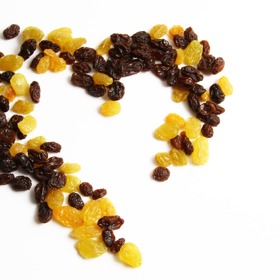 Účinná je noční léčba s rozinkami. Rozpůlenou rozinku přiložte na kuří oko, pak ji přelepte náplastí. Léčba by měla trvat po dobu jednoho týdne. Každý večer rozinku vyměňte za novou. Po čase vám kuří oko půjde snadno odstranit pinzetou.