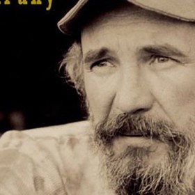 Písničkář Wabi Ryvola je legendou trampské hudby, jeho nejznámější písně zlidověly a známe je od táborových ohňů.