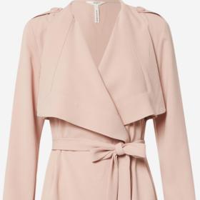 Vsaďte na barvy. Ty jsou symbolem jara. Trenčkot můžete nosit jak k džínám, tak šatům.