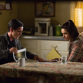 Matku dětí si zahrála Shannyn Sossamon, kterou mohou diváci znát ze seriálů Ospalá díra a Městečko Pines.