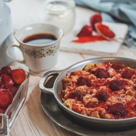 Snídaňový trhaný toast
Ingredience: 600 g celozrnného toastového chleba, 400 ml mléka,
400 g oblíbené marmelády/džemu, 150 g mražených jahod, 4 vejce, 60 g cukru moučka, 1 lžička vanilkového extraktu 

K podávání:
100 ml bílého jogurtu 