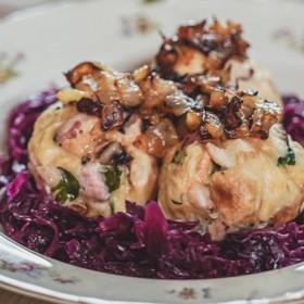 Špekové knedlíky
Ingredience: 10 den starých rohlíků, 350 g slaniny, 3 vejce, 350 ml mléka, 120 g polohrubé mouky, muškátový oříšek, hrst mladých kopřiv (nebo petrželka), sůl, čerstvě mletý pepř, slunečnicový olej 

K podávání:
kysané červené zelí, osmažená cibulka