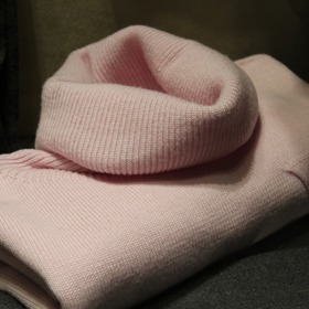 Svetry nemusí být pouze kouskem, který je vhodný na zimu. Pokud je vyrobený z jemných materiálů, na jaro je jako dělaný. Vybírejte neutrální barvy, které budou nadčasové a budete je moct s čímkoliv zkombinovat. 