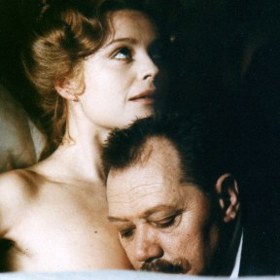 Postřižiny: Maryška a Francin mají vskutku spokojené manželství. Když ale do maloměsta přijede Francinův bratr Pepin, je rázem vše vzhůru nohama.