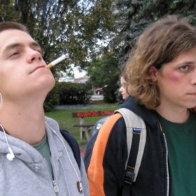 Hlavními hrdiny je dvojice gymnazistů Petr a Pavla, jejich učitele Tomáše a jeho ženy Aleny.