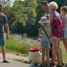 Hra na novodobé Jánošíky se ale zkomplikuje ve chvíli, kdy se nachomýtnou ke skutečnému přepadení benzínové pumpy.