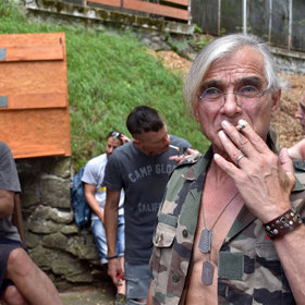 Předvedou zde dokonalou imitaci policejního zásahu a než stačí zmatené a vyděšené oběti cokoli pochopit, zase zmizí.