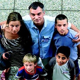 Hodlali tady najít nejen lepší vzduch pro vlastního synka trpícího těžkým astmatem, ale i vstřícnější klima pro dva starší adoptované syny, kteří nezapřou svůj romský původ.