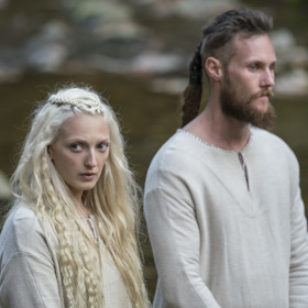 Producent Michael Hirst prozradil, že chtěl Vikingy ukázat v komplexnějším světle, tedy ne jen jako válečníky a vrahy, ale také jako lidi se starostmi a problémy, které přináší každodenní život.