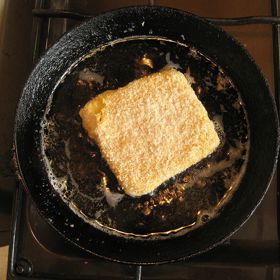 Aby vám sýr při smažení nevytekl, zkuste ho obalit v trojobalu dvakrát. Rozhodně kupujte tučnější varianty. 