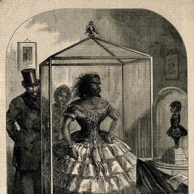 Julia Pastrana to neměla jednoduché. Dostávala ošklivé přezdívky a pro odlišný vzhled byla neustále vystavována. Dokonce jí unesli do USA, aby ji za poplatek předváděli milovníkům bizarností.