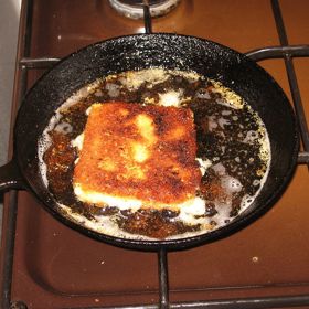 Rovněž se doporučuje dát sýr před obalením a smažením na pár minut do mrazáku. Lépe si pak podrží konzistenci. 