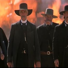 Na přání otce se rodina Earpových stěhuje z Missouri do Kalifornie. 