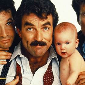 Architekt Peter Mitchell, karikaturista Michael Kellam a herec Jack Holden společně obývají luxusní newyorský byt a spokojeně si užívají života svobodných mládenců, plného zábavy a známostí s pohlednými dívkami.