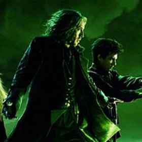 Balthazar Blake alias Nicolas Cage je čarodějným mistrem, který se v současném Manhattanu snaží ubránit město před svým úhlavním nepřítelem Maximem.