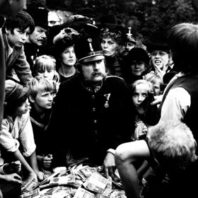 Scénář po Procházkovi tak přepracoval Vít Olmer, který si ve filmu i zahrál, a to sice tatínka Blanky.