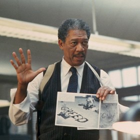 Film je bohatý na symboliku. Číslo sedm v něm můžete spatřit hned několikrát (tímto číslem začínají kupříkladu všechna označení domů).