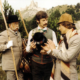 Tajemství hradu v Karpatech se natáčelo přes několik clon, neboť v době natáčení bylo v Čachticích až příliš hezké počasí.